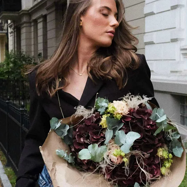 Kvinne med stor blomsterbukett