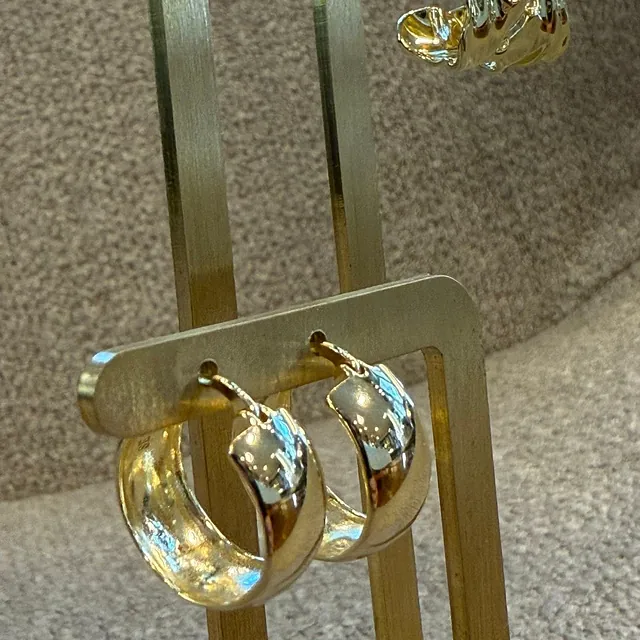 Øredobber henger på stativ for visning