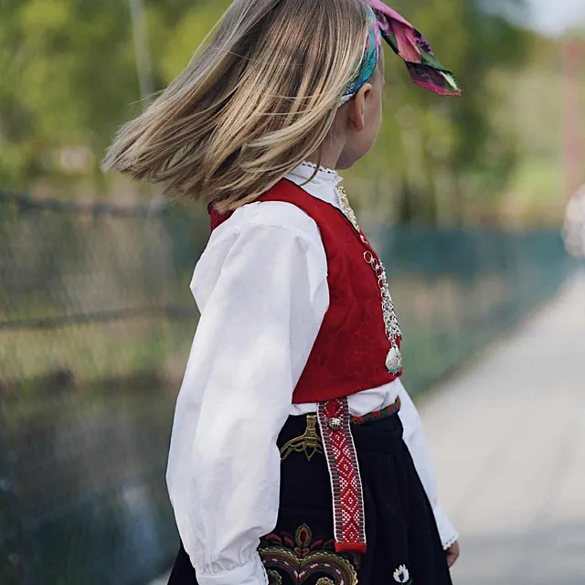 Jente med rød og svart bunad